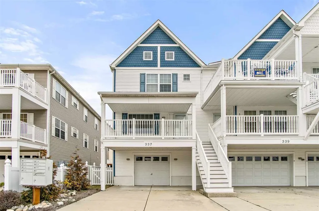 Beautiful Huge Two Story Town Home