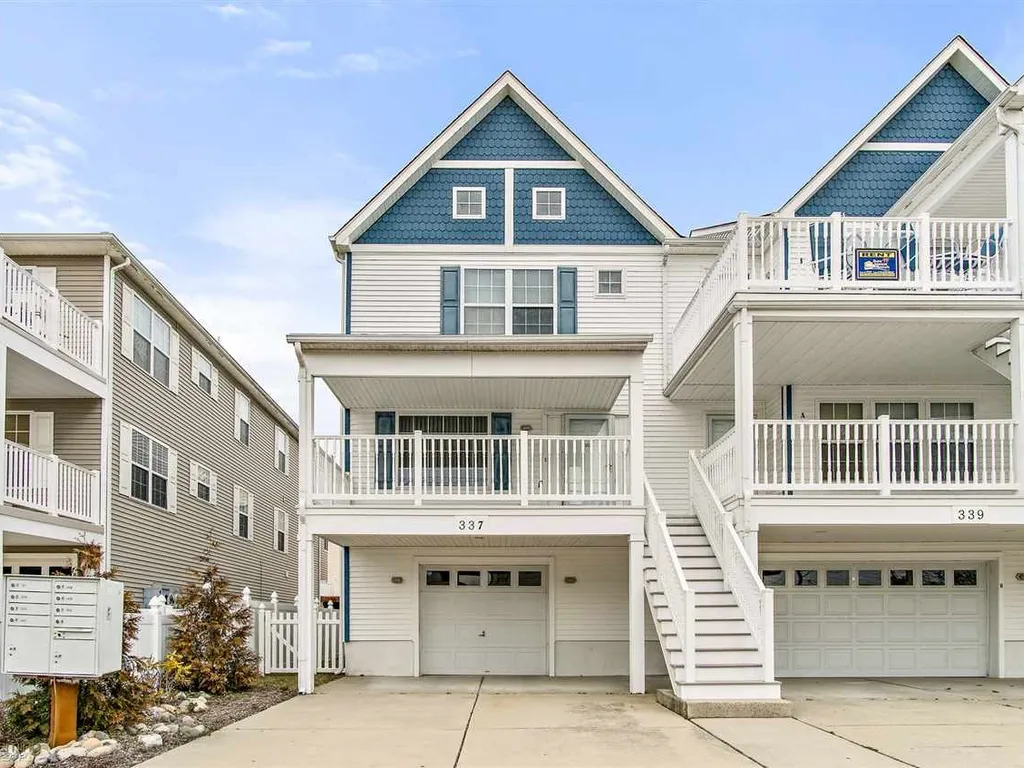 Beautiful Huge Two Story Town Home
