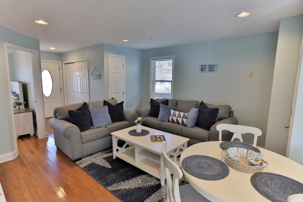 living room w/ pull-out couch