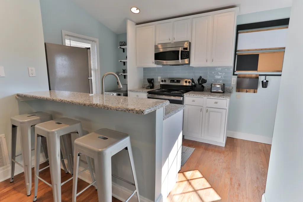 eat-in kitchen