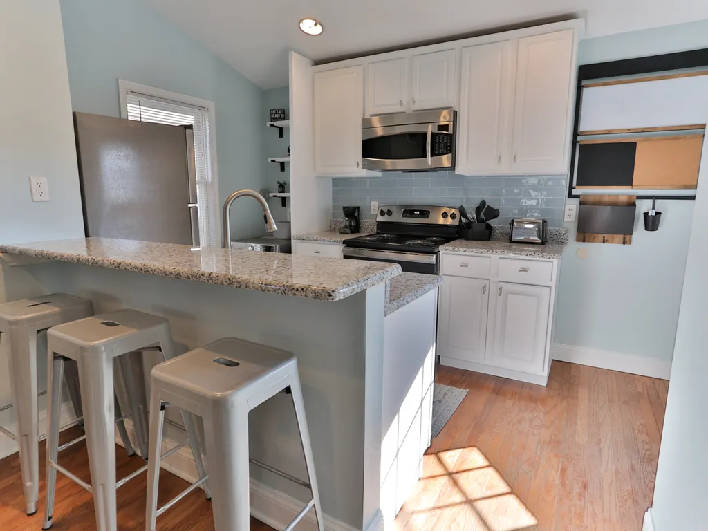eat-in kitchen