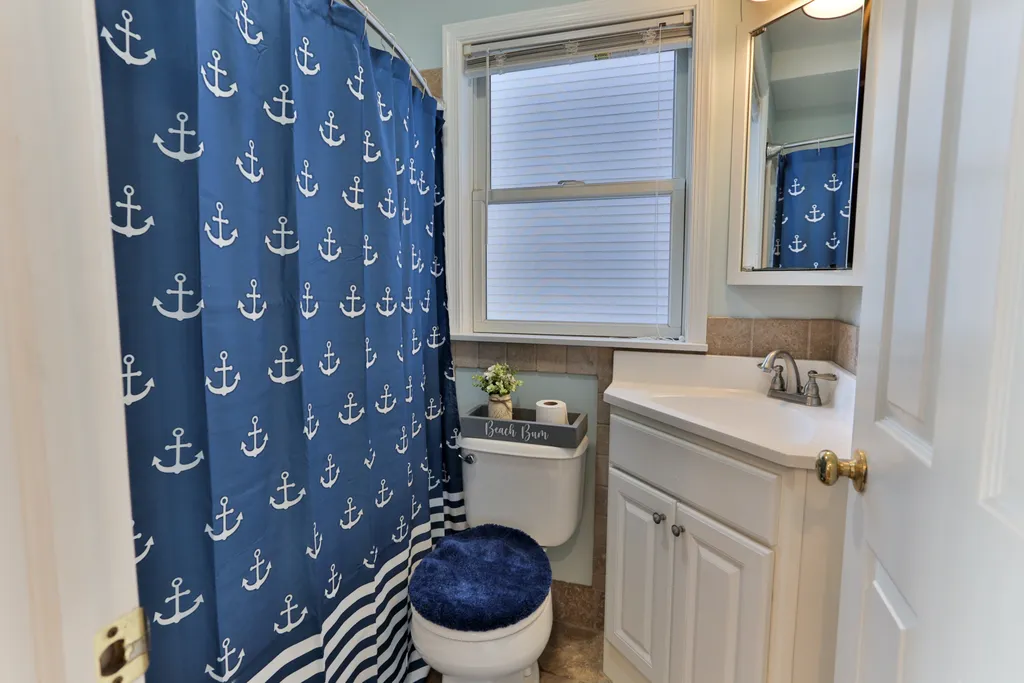 full bathroom with tub/shower