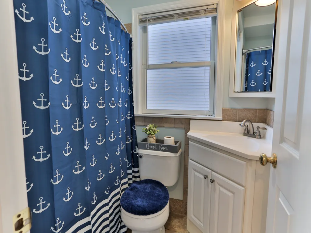 full bathroom with tub/shower