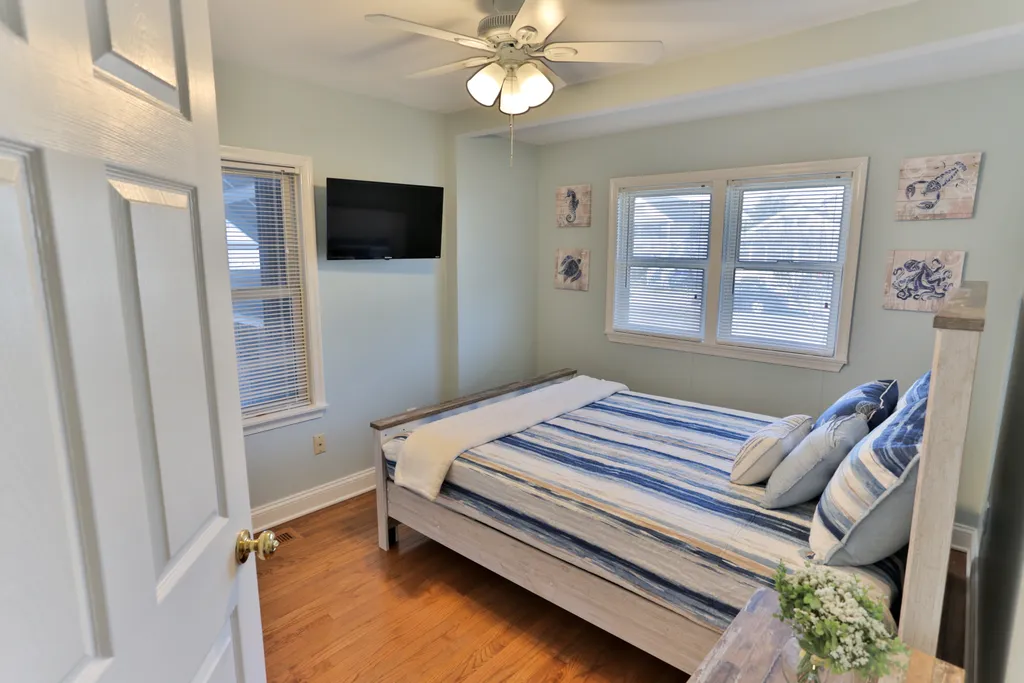 bedroom w/queen bed