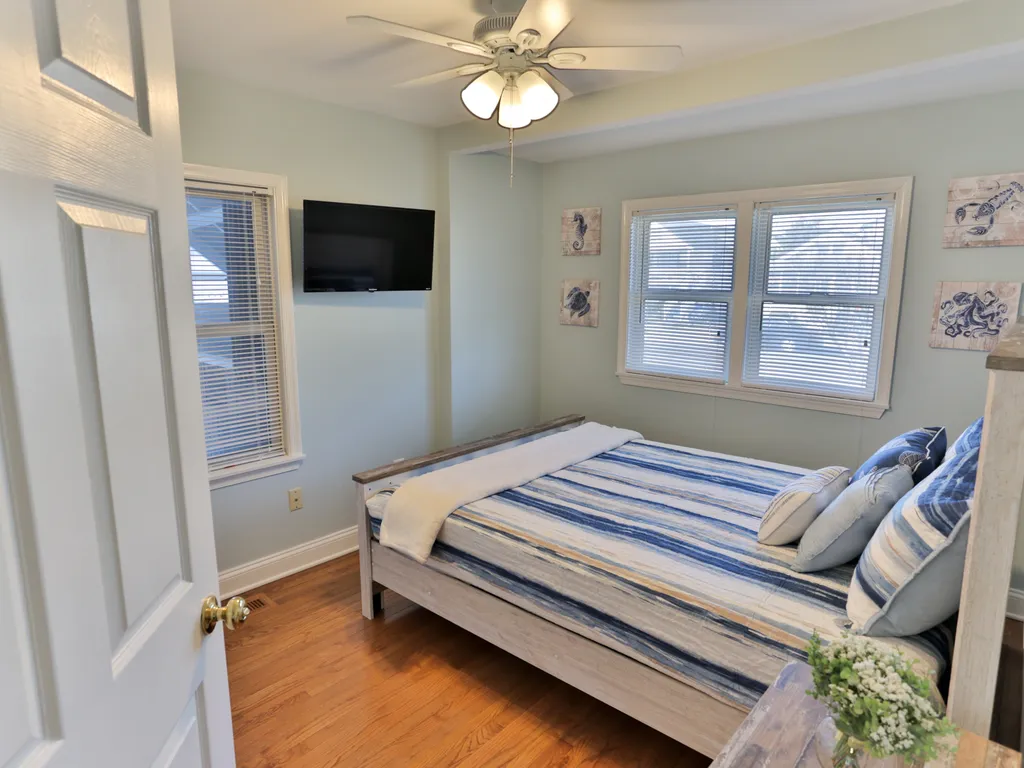 bedroom w/queen bed