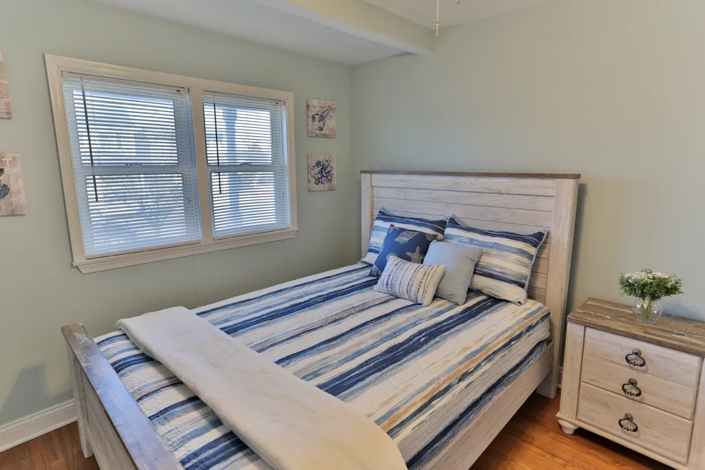 bedroom 1 w/queen bed
