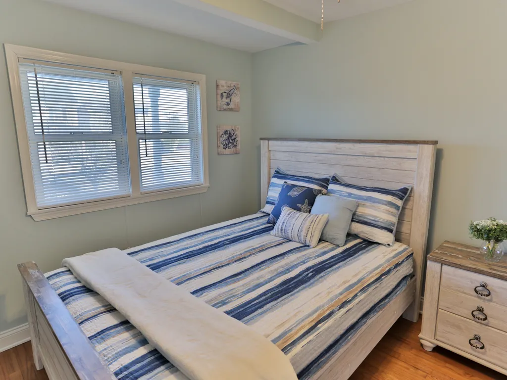 bedroom 1 w/queen bed