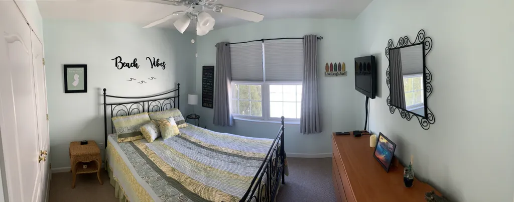 Middle Bedroom - queen size bed