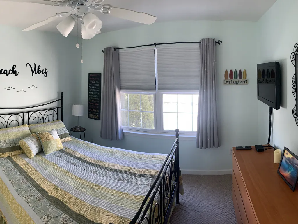 Middle Bedroom - queen size bed