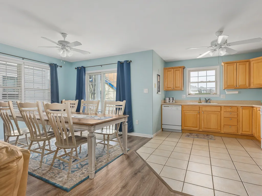 Kitchen/Dining/Balcony