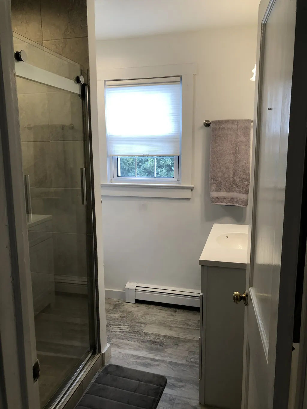 Main floor full hall bath