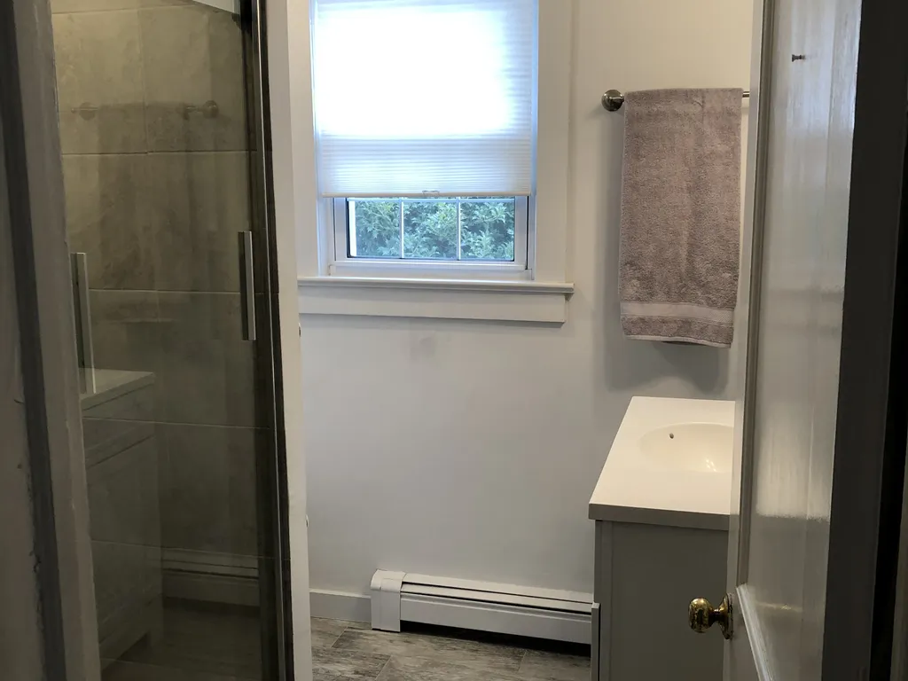 Main floor full hall bath