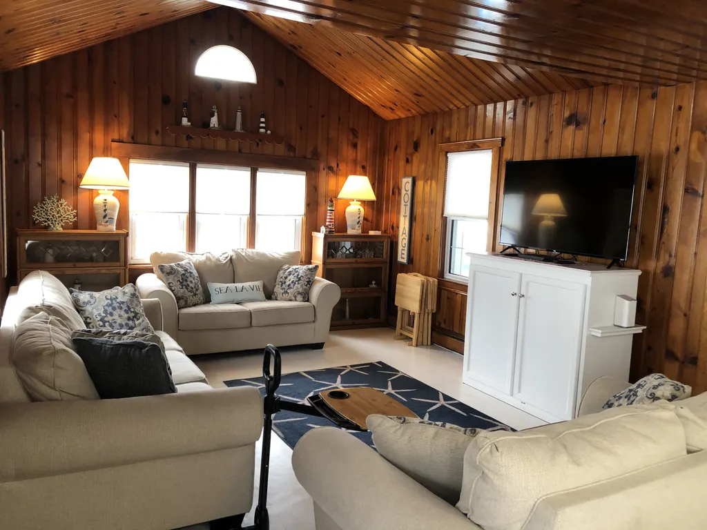 Comfortable seating for 7 and a 55&amp;rdquo; TV