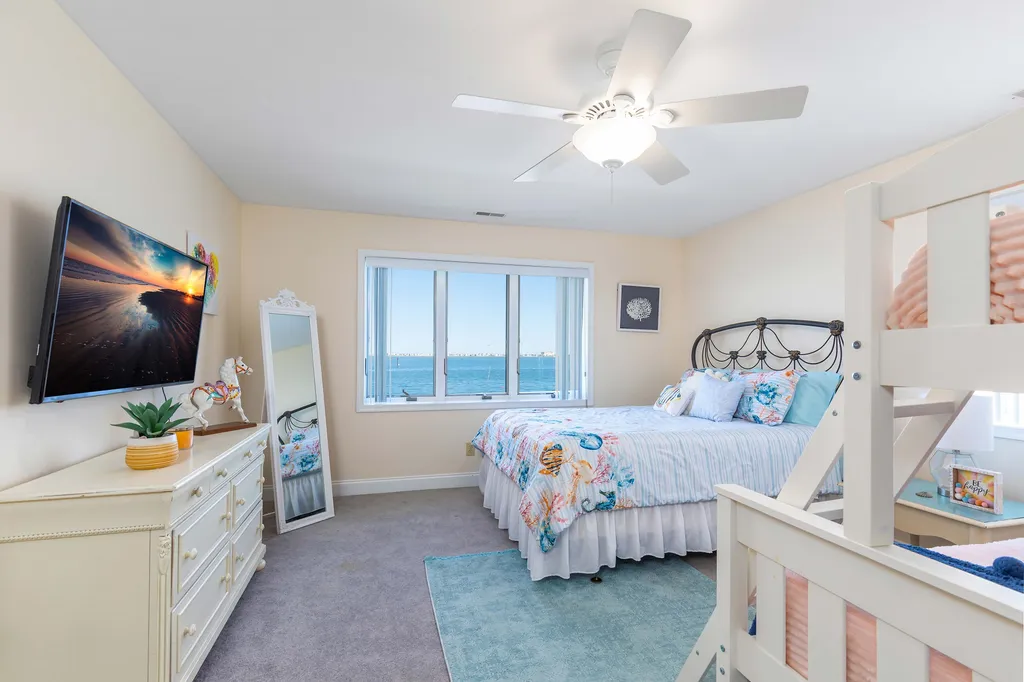 Bedroom 2 - Queen, twin/full bunkbed