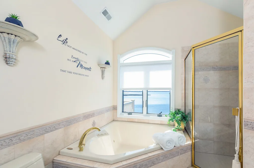 Master Jacuzzi bath and shower
