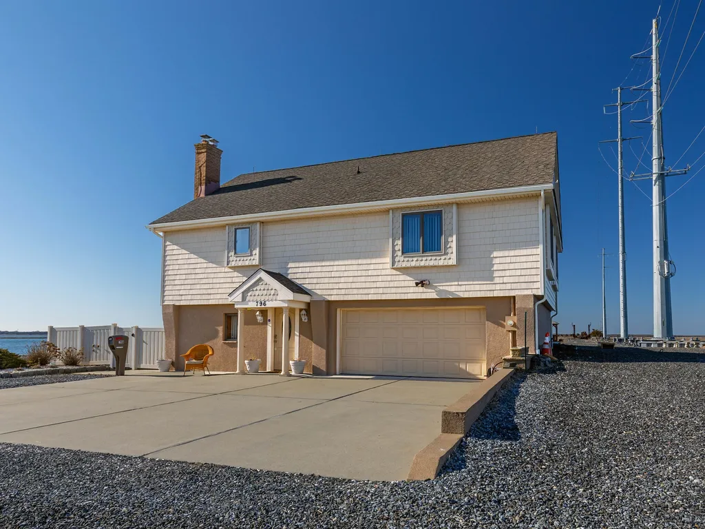 Front with driveway