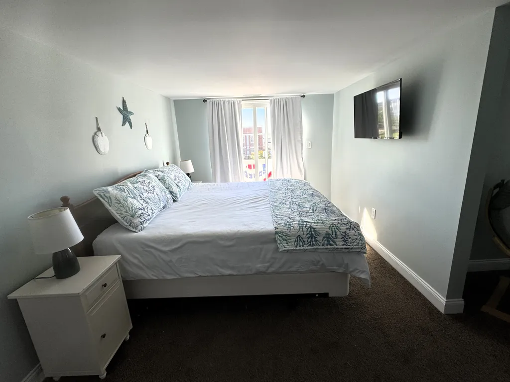 3rd Fl 4th Bedroom - 1 King