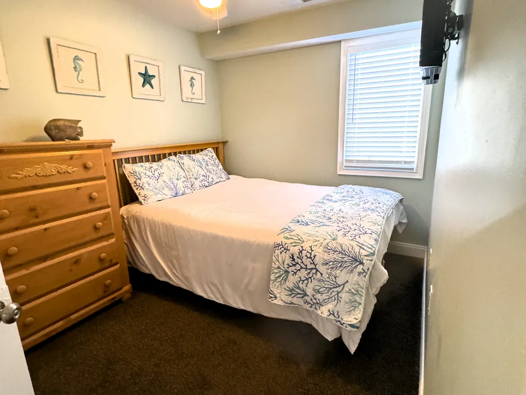 1st Fl Bedroom #2 - 1 Queen