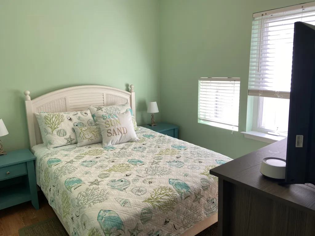 Bedroom 2 (Queen)