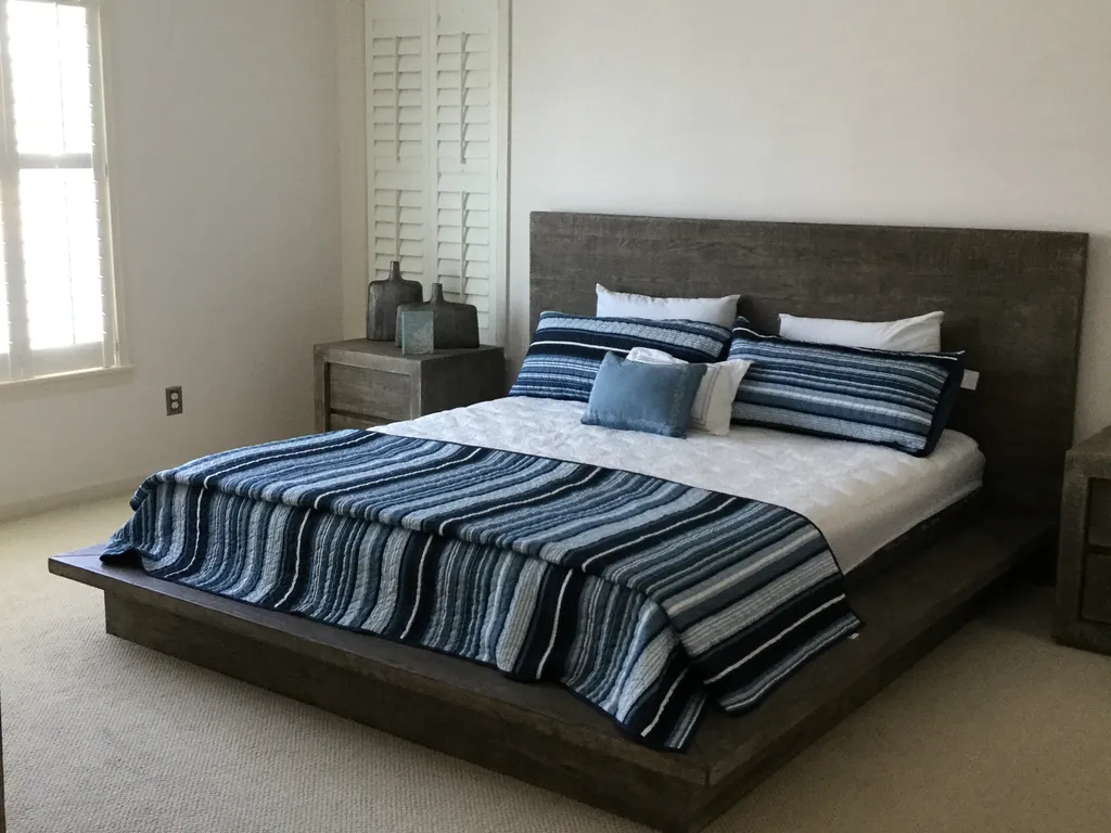 Master bedroom, king bed