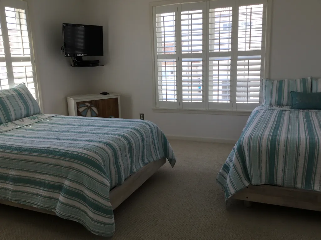 2nd floor bedroom w 2 full beds