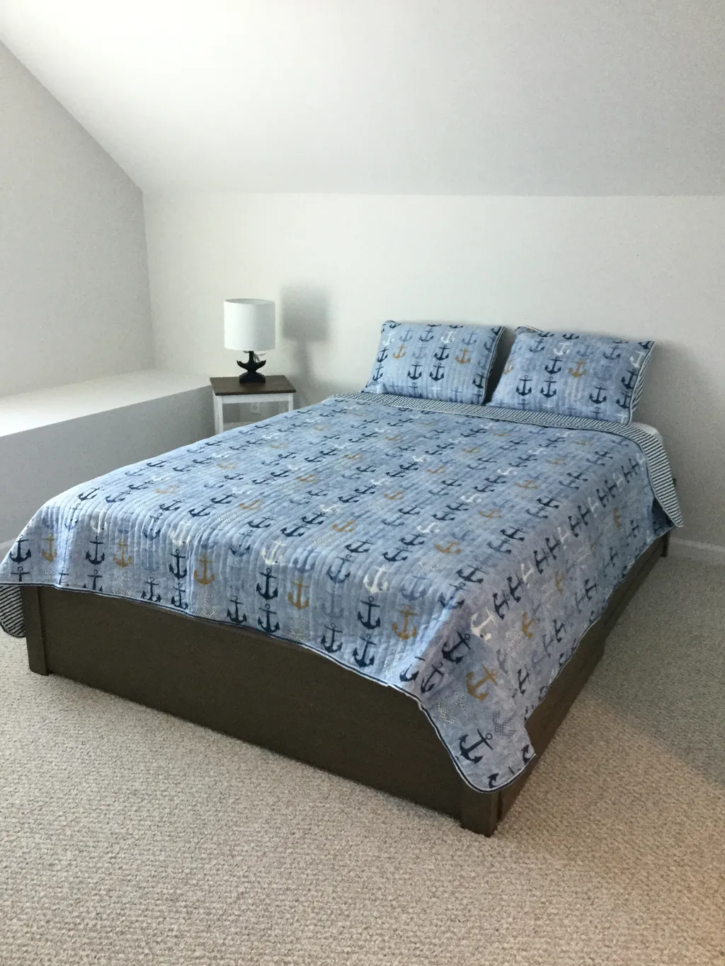 3rd floor bedroom, queen bed w TV