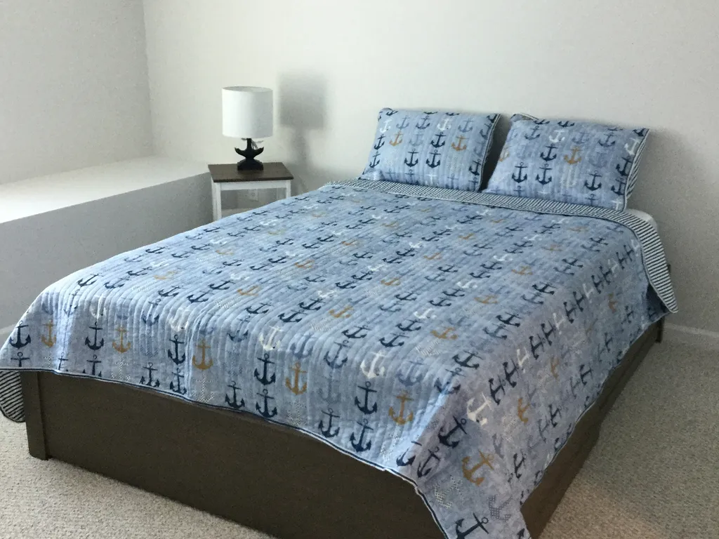 3rd floor bedroom, queen bed w TV