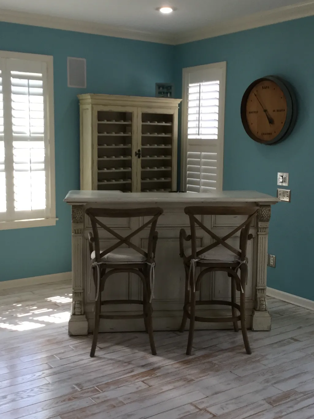 Bar, drinks anyone?