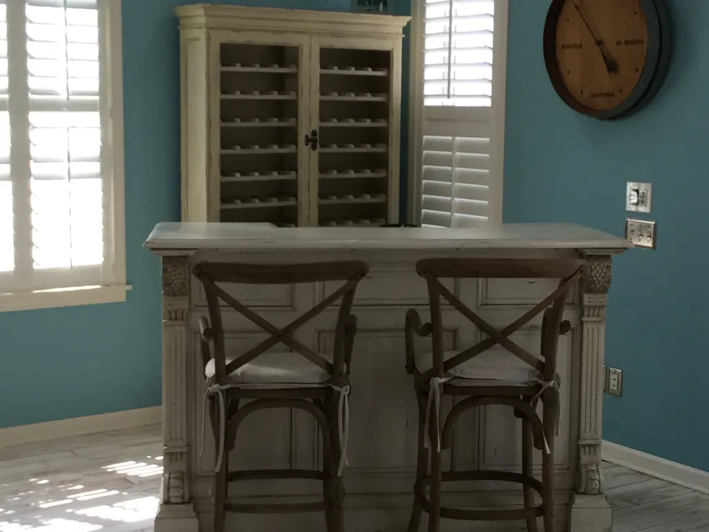 Bar, drinks anyone?