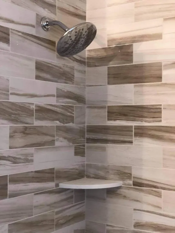 2nd Bath w/ tub