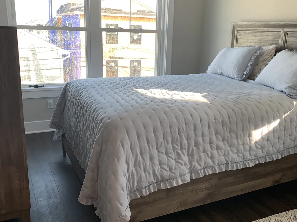 2nd Bedroom w/ Queen