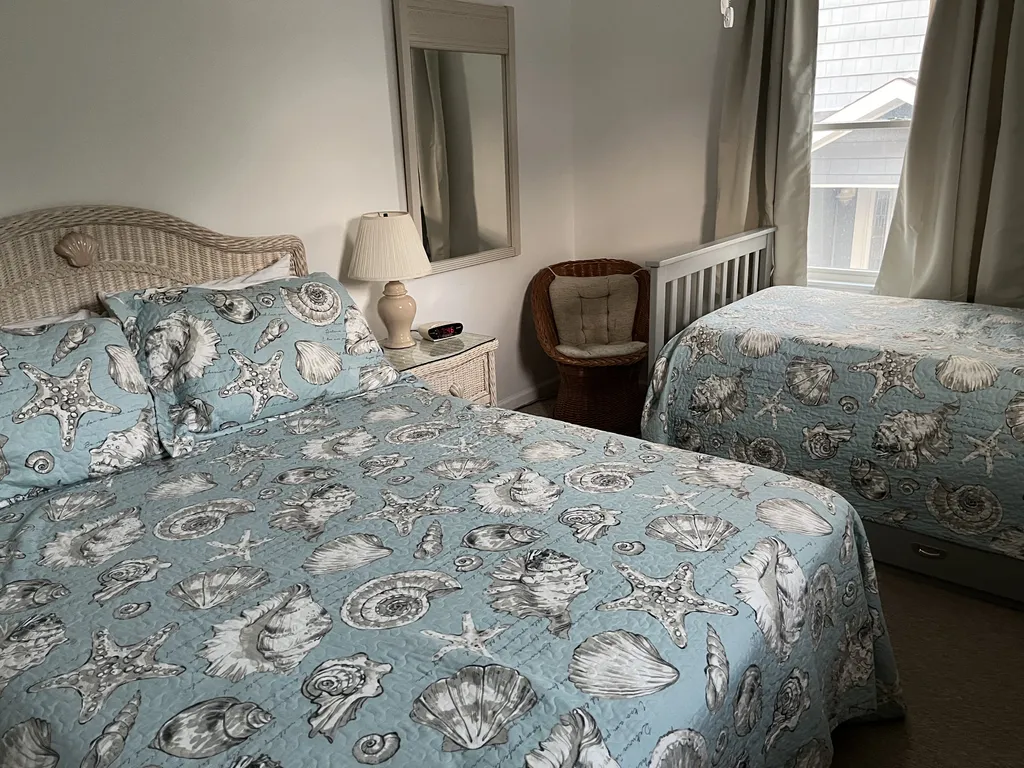 Bedroom 4 Queen + Twin Beds