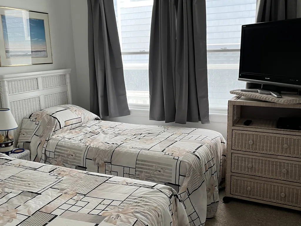 Bedroom 3 - 2 Twin Beds + Smart TV