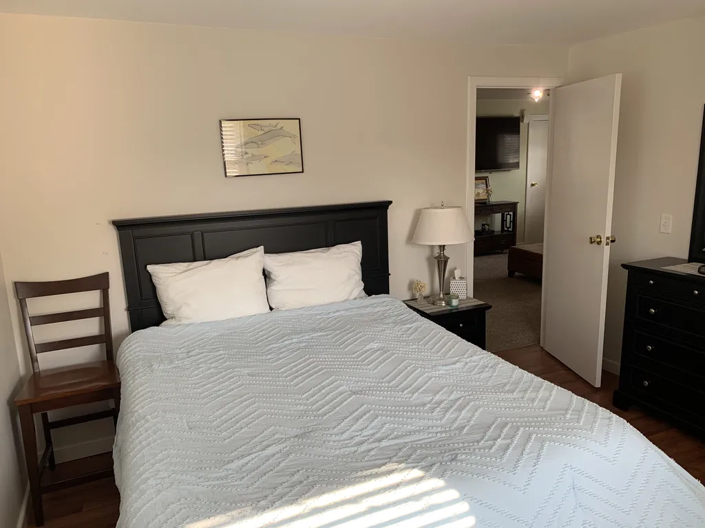 Bedroom 1 w Queen Bed