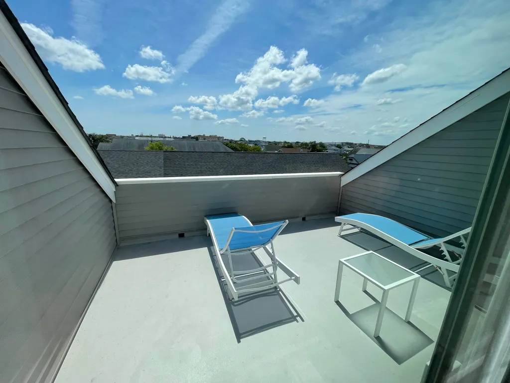 3rd floor king en suite private deck