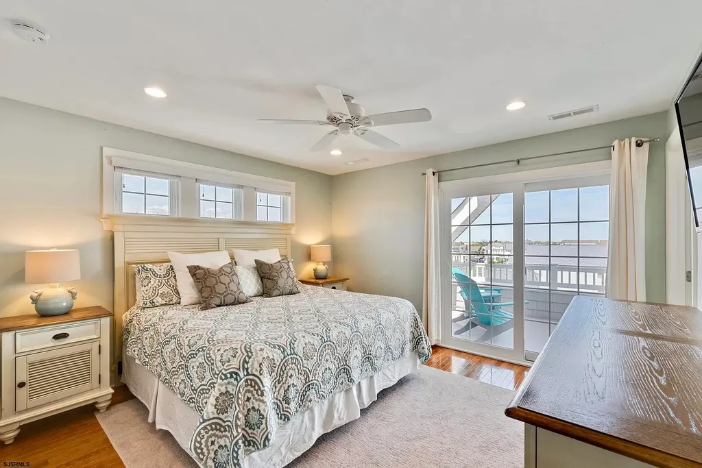3rd floor King bed en suite with private deck #2