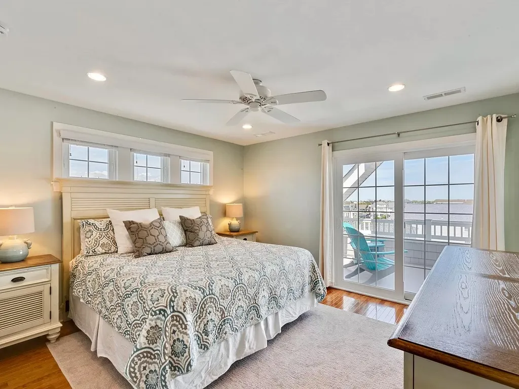 3rd floor King bed en suite with private deck #2