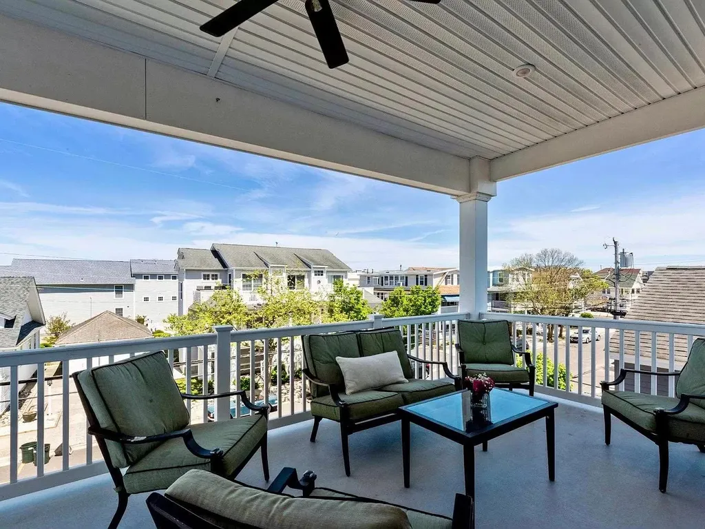 2nd floor King Bed private deck