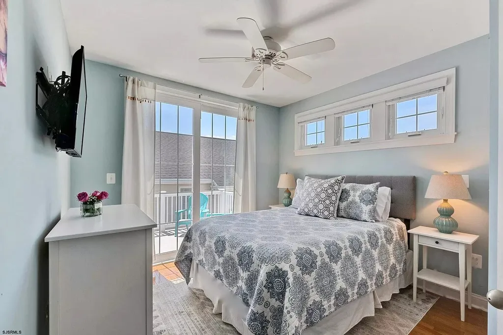 Queen bedroom with deck
