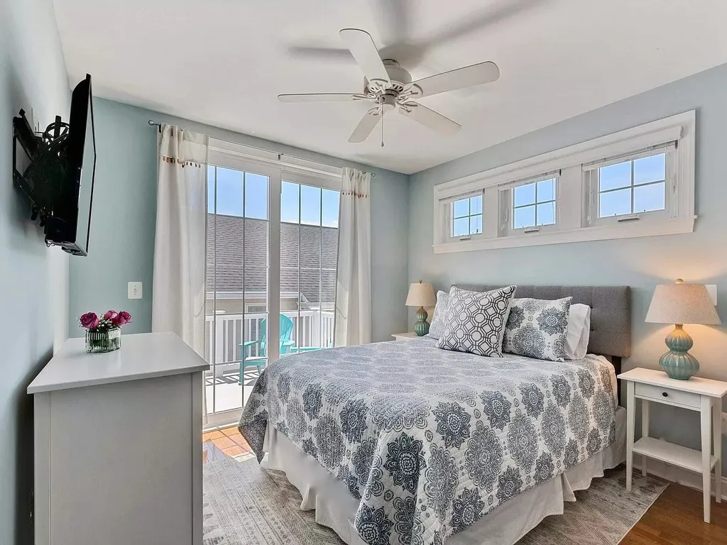 Queen bedroom with deck