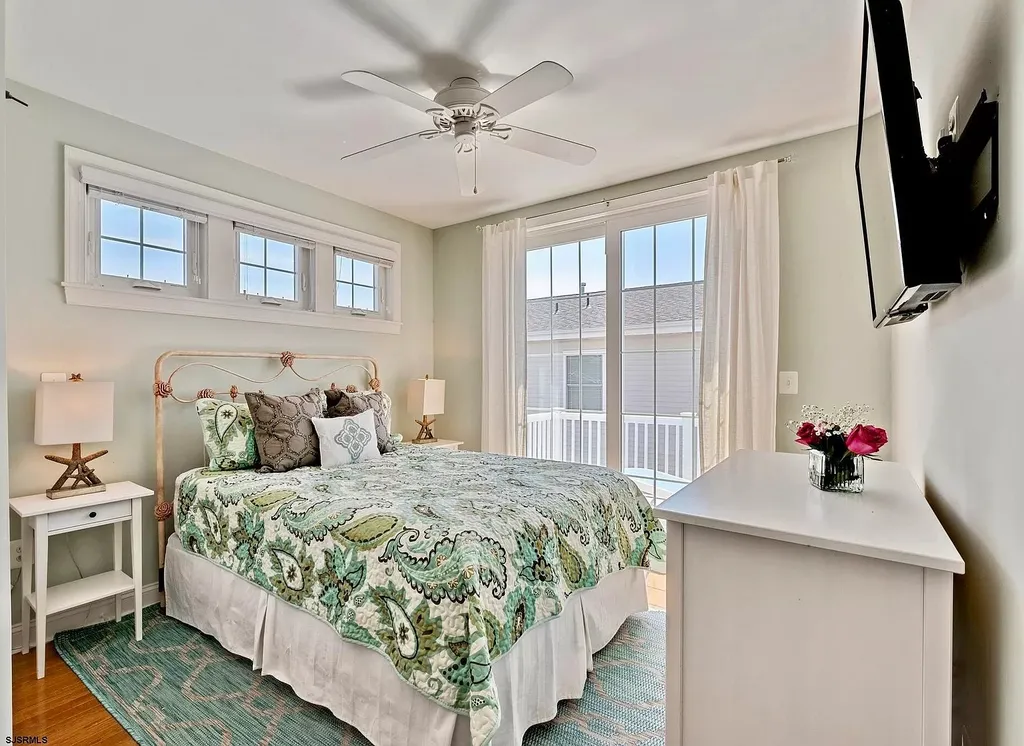 Queen bedroom 2 with deck
