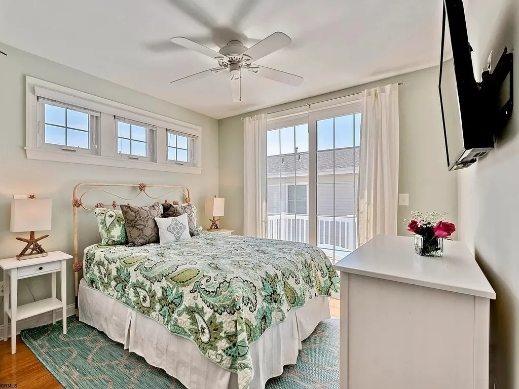Queen bedroom 2 with deck
