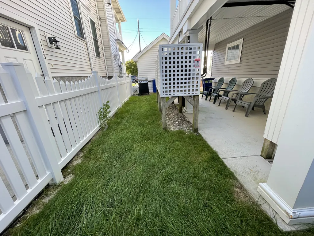 Private yard, grill, private outdoor shower