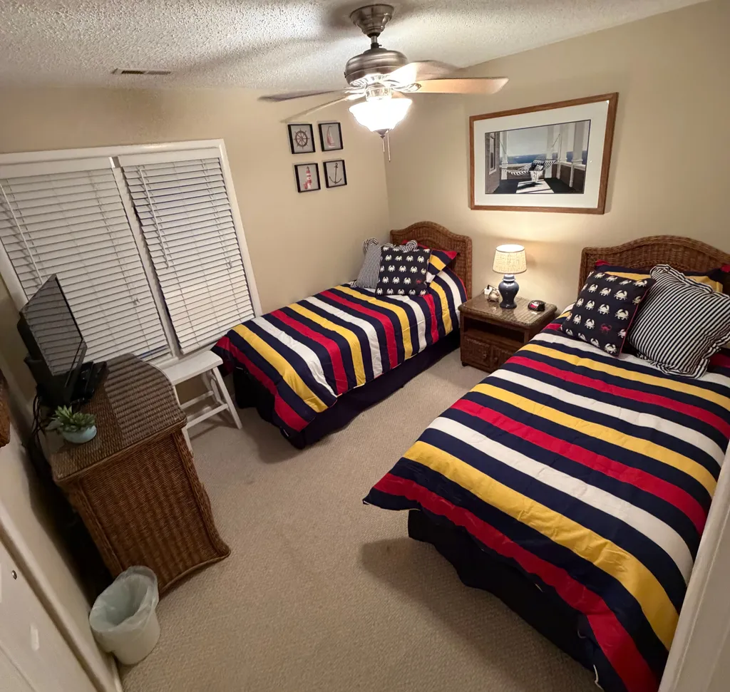 3rd Bedroom - 2 Twin XLs