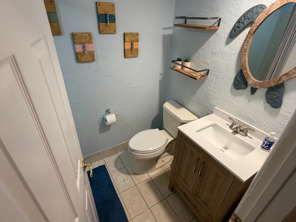 Shared Full Bathroom - 1st Floor