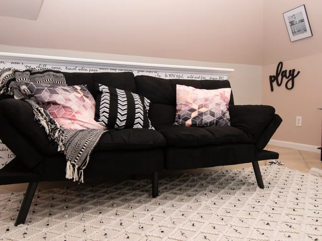 Bedroom 6: Poodle Beach Suite