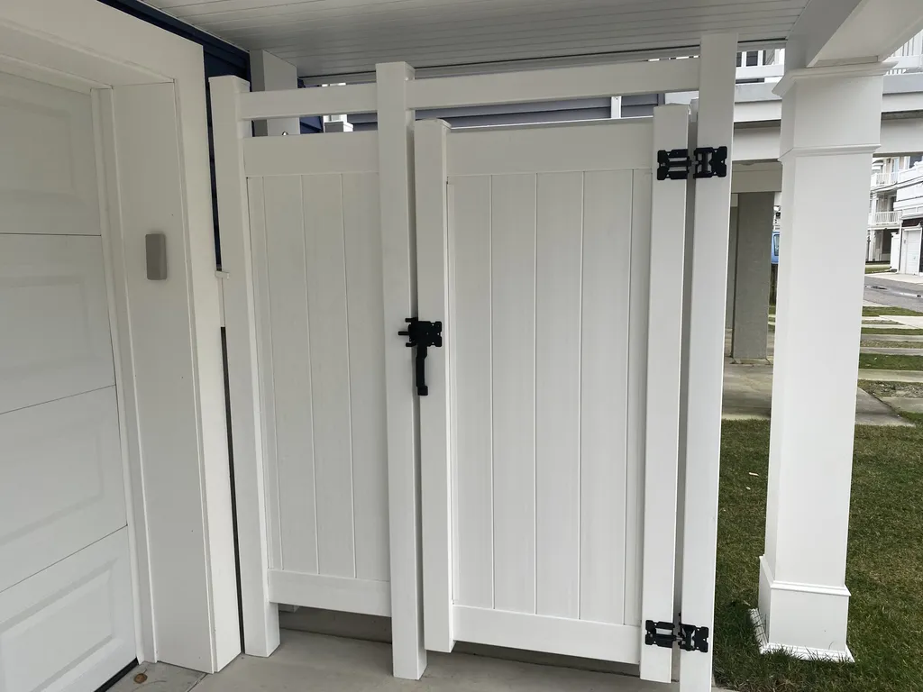 HOT/COLD ENCLOSED SHOWER