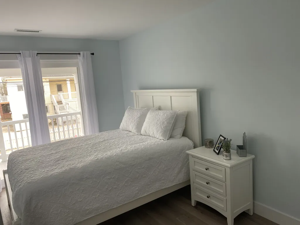 QUEEN BEDROOM