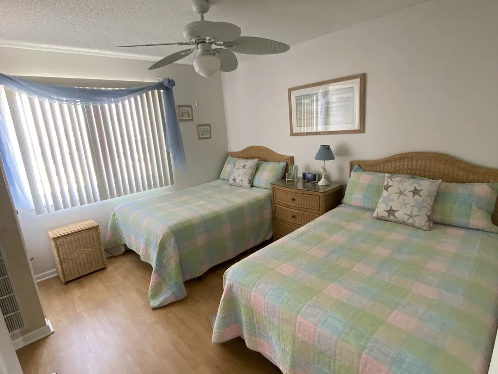 1 bedroom, two full beds 