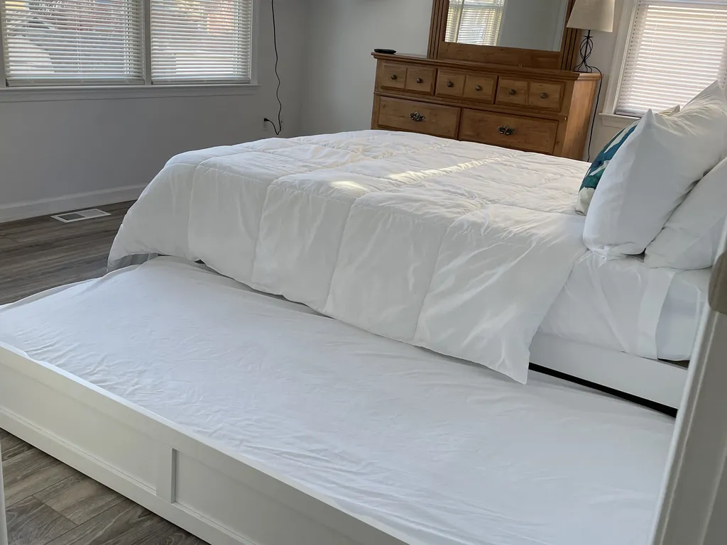 Ensuite Bedroom w/Trundle